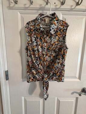Passport Womens Floral Sleeveless Button-Front Tie-Front Blouse.